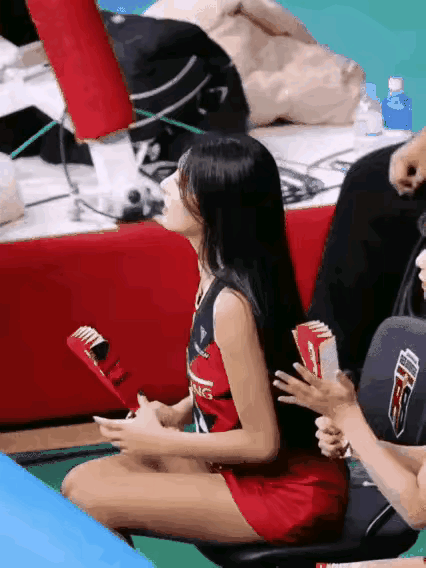 你猜她是高兴呢，还是不高兴呢[呲牙笑]