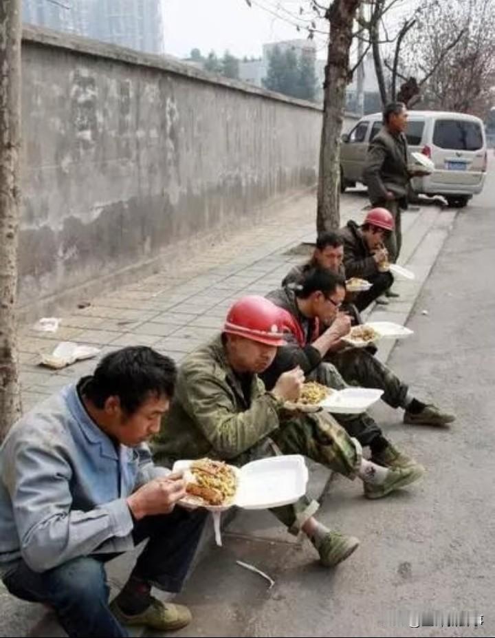 发现一个现象。凡是干体力活的人，比如工地搬砖的，扛水泥的，搬运工，靠体力挣钱。但