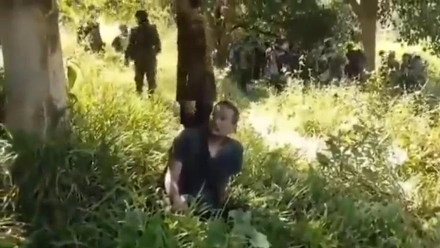 在缅甸北部克伦邦帕翁镇附近，20名军政府军士兵在战斗中阵亡后，一支由58名士兵组