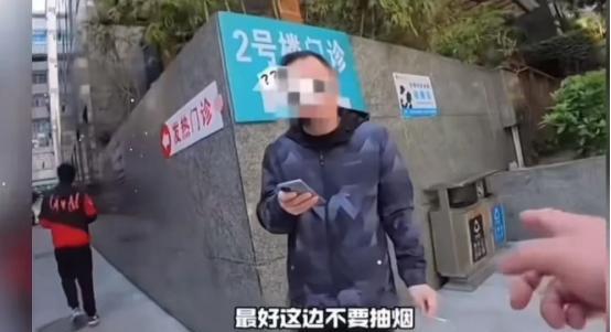 吵翻了！男子在医院抽烟，女子看到后劝男子不要抽！男子一愣，指了指墙上的标识，说自