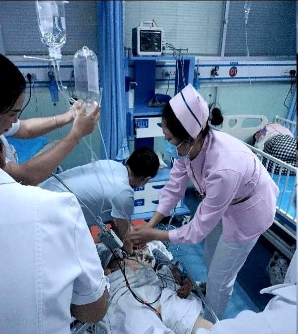 “孩子最后一句话是让妈别哭”屏幕那头，多少人瞬间红了眼。9岁小杰倒在医院