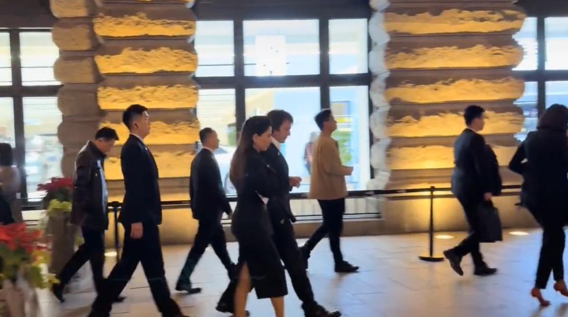 格鲁吉亚总理连续两天逛外滩，走在她旁边的小姐姐美翻了！近日格鲁吉亚总理逛上海外滩