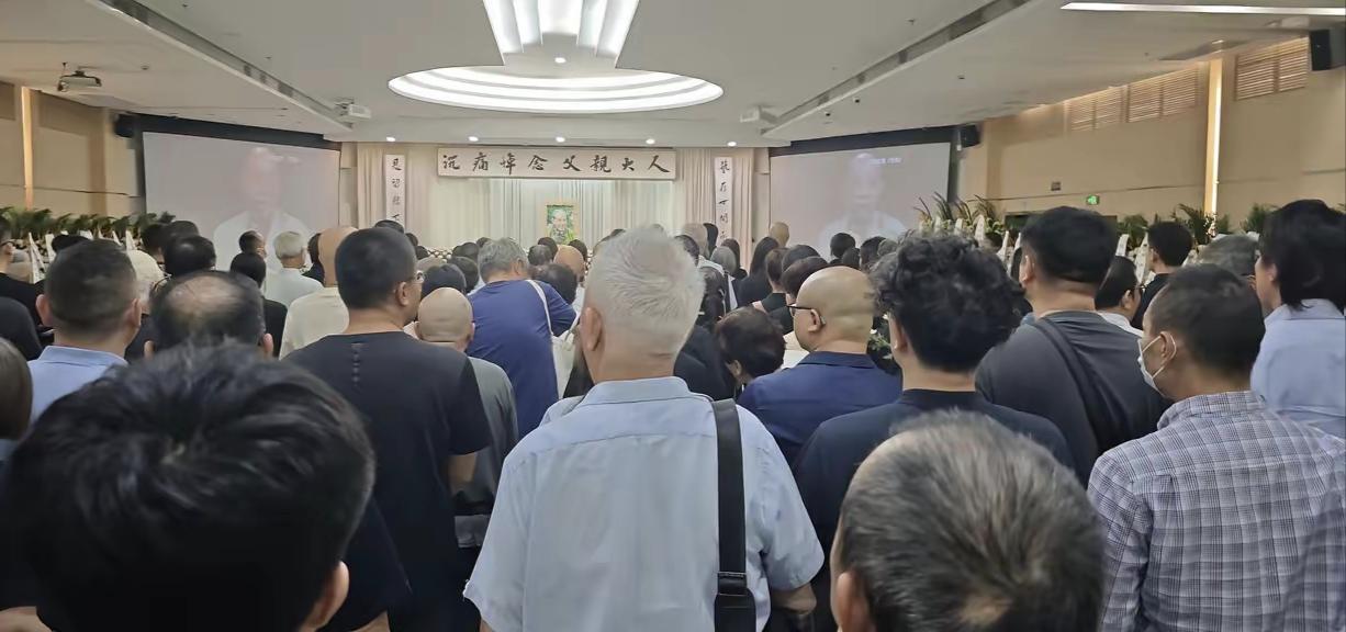 魏茗于娜在魏宗万的葬礼上，给来参加的嘉宾准备的回礼，除了一只寿碗，一只勺子，一条
