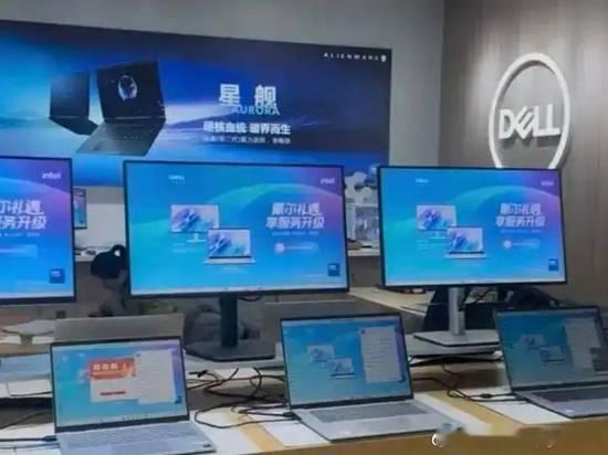 电脑涨得比黄金还猛电脑城人流空荡荡据中国蓝新闻报道，近日，浙江杭州，联想、惠普