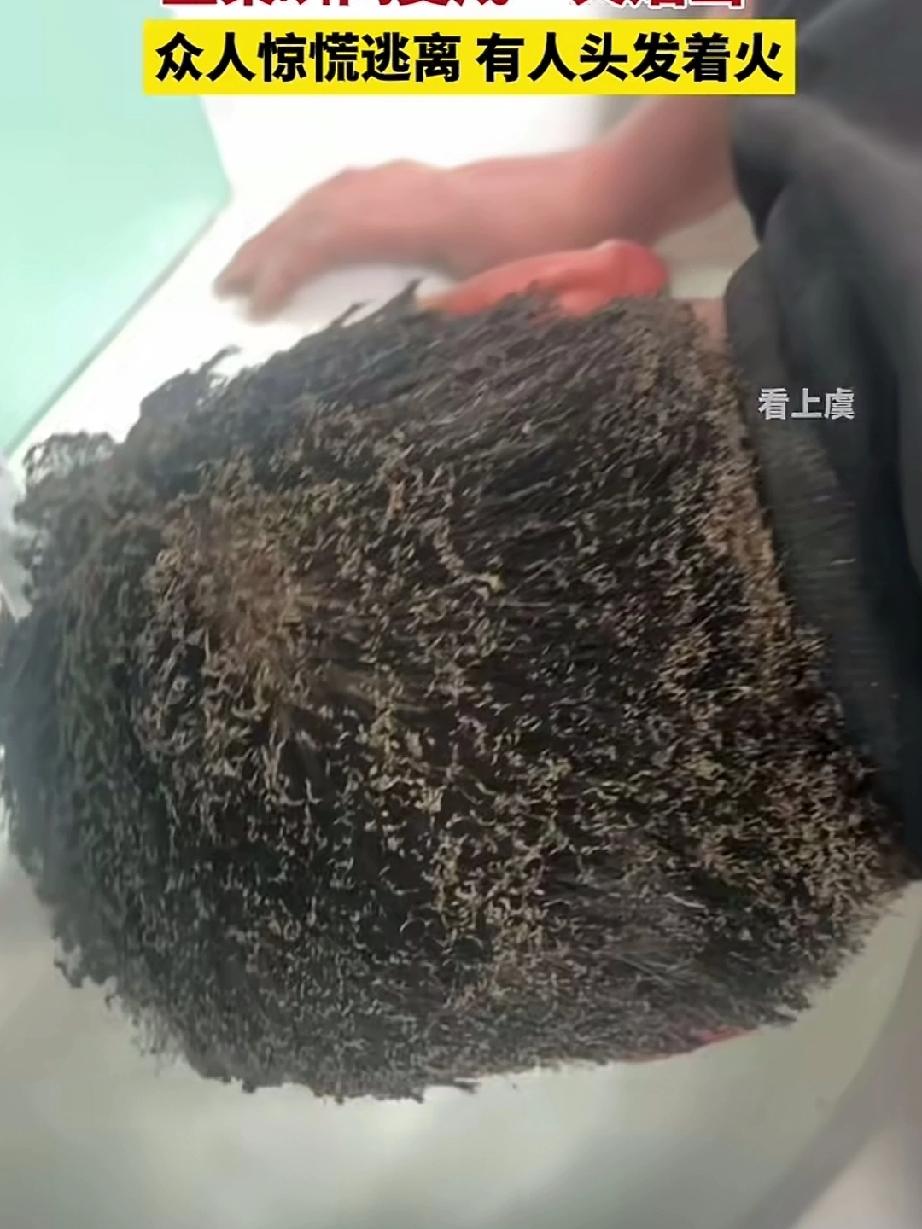 众人聚餐卡式炉突然爆炸，整桌瞬间变“火焰山”吓的众人惊慌逃离，幸运有惊无险，其中