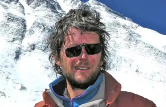 2006年，51岁的林肯霍尔成功登顶珠峰，却在下山途中停止呼吸，众人只能丢下他离