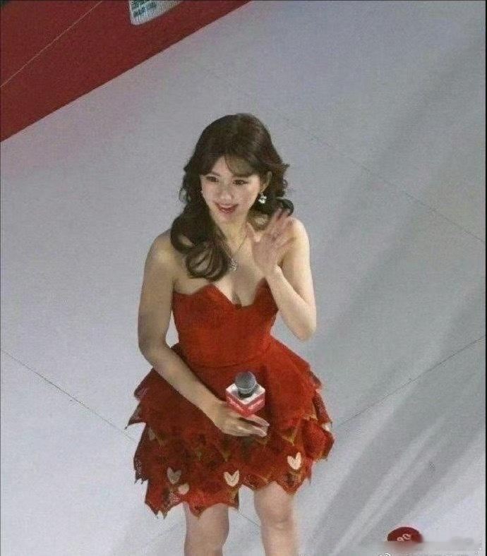 突然理解为什么女明星一定要捂胸了！原来是这样