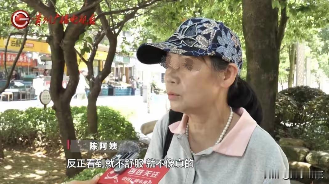 贵阳一位陈阿姨，花11块钱买了点菠萝蜜，给了店主101元现金，老板找回来90块。