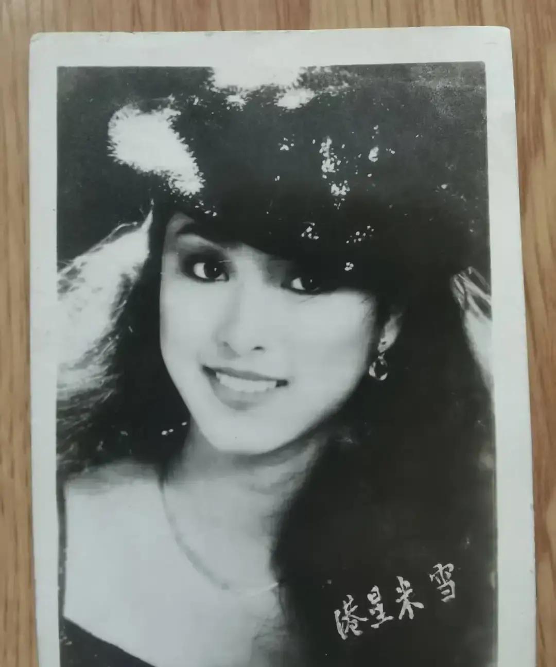 被瞒8年，一张报纸断情米雪在化妆间看到报纸，成龙揽着邓丽君。那天她刚拍完《