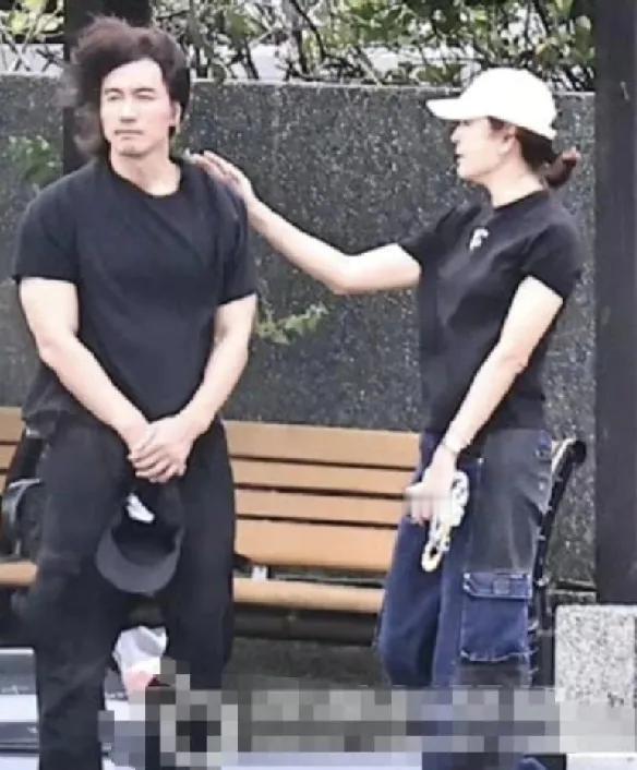 言承旭，悲痛落泪！8月14日，有网友爆料称，言承旭独自前往大S（徐熙媛）墓前