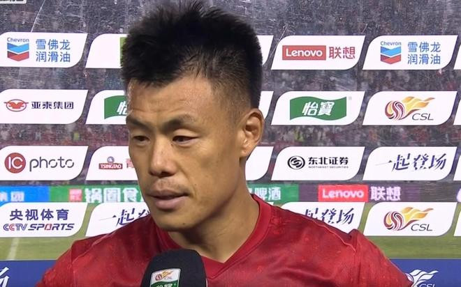 长春亚泰2比2青岛海牛海牛这边厢的进球刚被吹越位，谭龙回过头就将比分扳为1比2