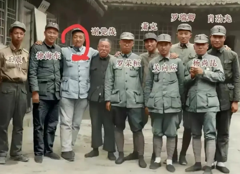 他们当初那么年轻就能独当一面，佩服啊！嘴叼烟斗的人你认出了吗？