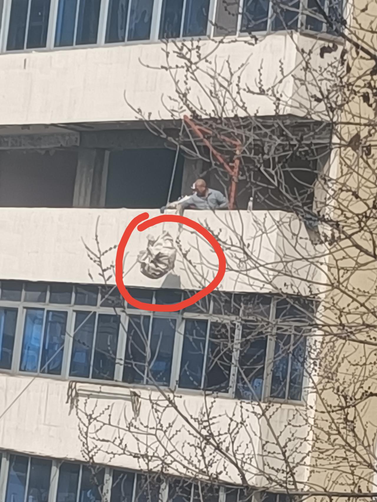 看看现在装修的新办法，省时省力。院子里正在装修的这家是6楼。他家