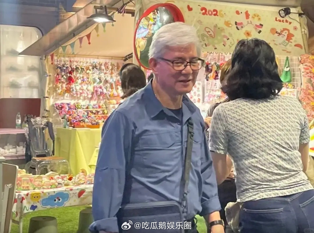 67岁朱玲玲现身佛山，穿紧身衣身材匀称，78岁丈夫打扮朴实好慈祥！