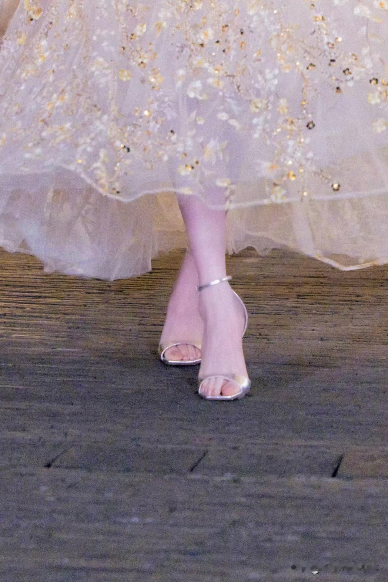 毛晓彤：长在央视审美上的“氛围感美人”毛晓彤这组造型太戳了！香槟金礼服衬得