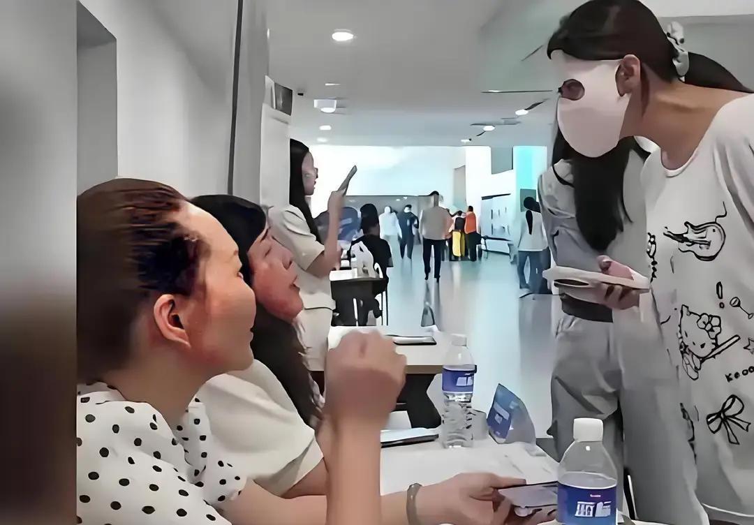 当场直接拒录。校招面试现场，一名大四女生把防晒面罩牢牢戴在脸上，只露出一双眼睛，