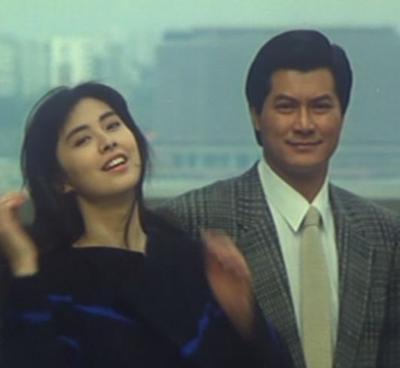 1993年，一个宴会上，邓国荣指着成龙的鼻子大骂：“小子，我忍你很久了。”水晶杯