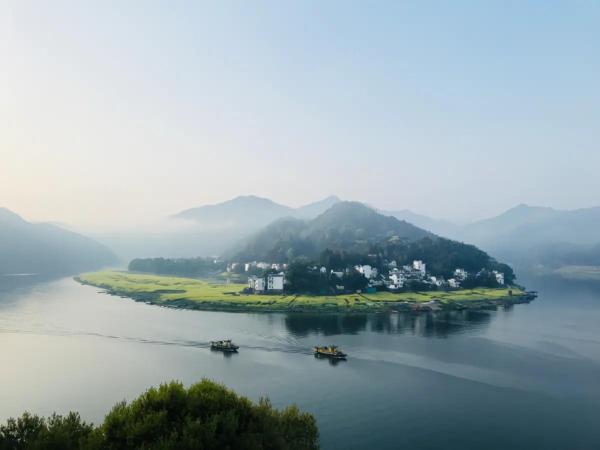 上课时在教室里转了一圈，发现好多孩子连最基本的笔记都不记。我把知识点写在黑板上，