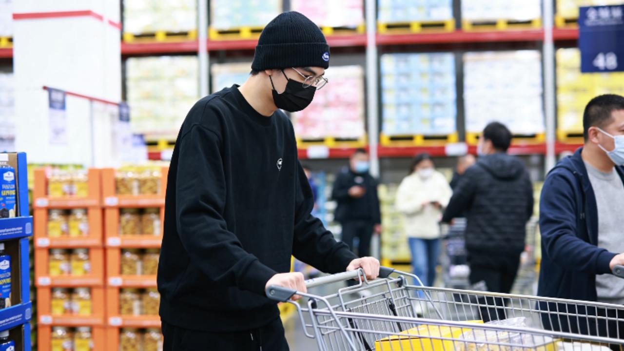 《骄阳似我》热播期！宋威龙逛山姆囤货被偶遇，185cm身高抢镜，接地气操作圈粉无