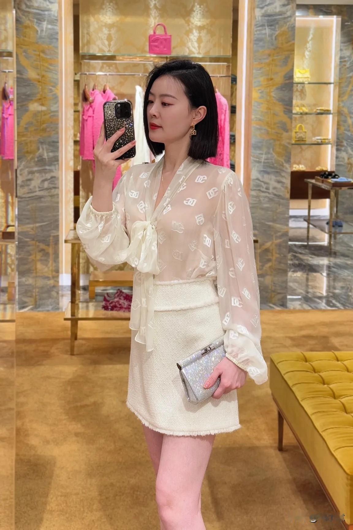 优雅穿搭指南：白色连衣裙+闪亮高跟鞋，尽显时尚魅力！👗👠