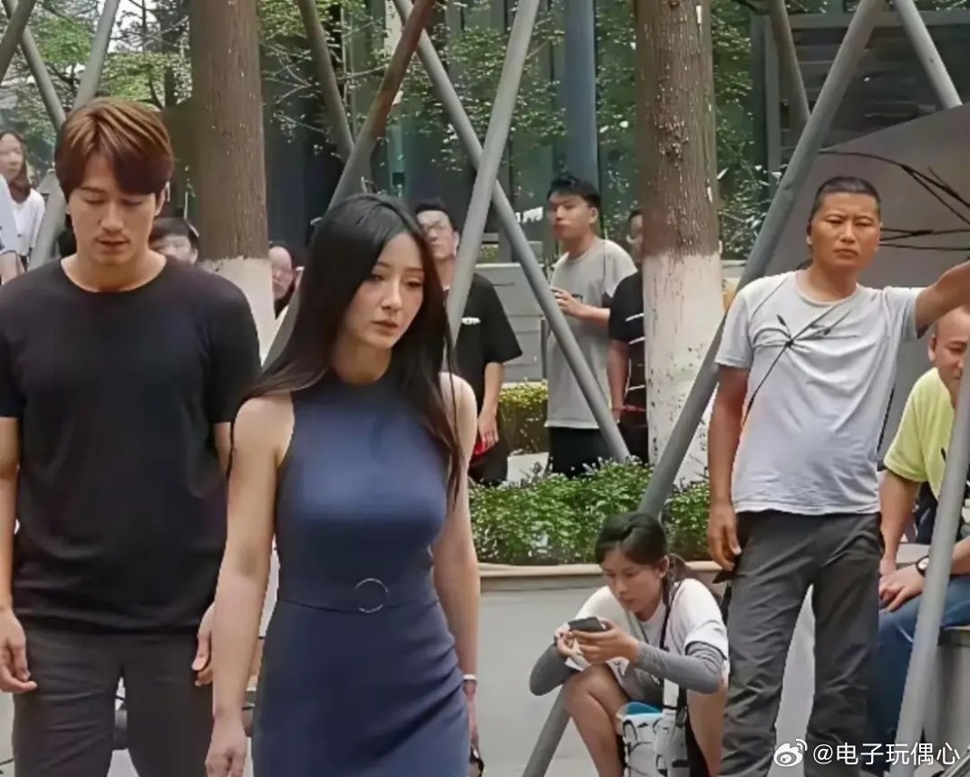 柳岩的年龄感上来了，但是身材依旧好