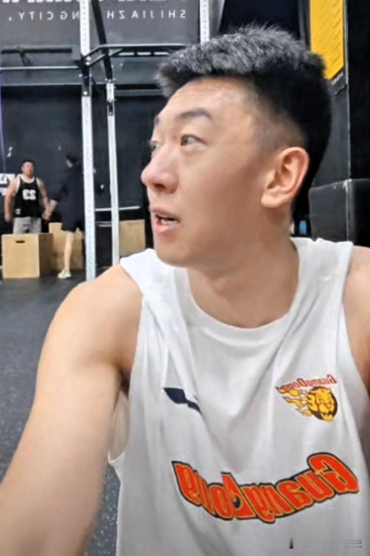 画面耐人寻味！王少杰直播身穿广东训练服，却直言不会回广东，下赛季去向成迷，推测有