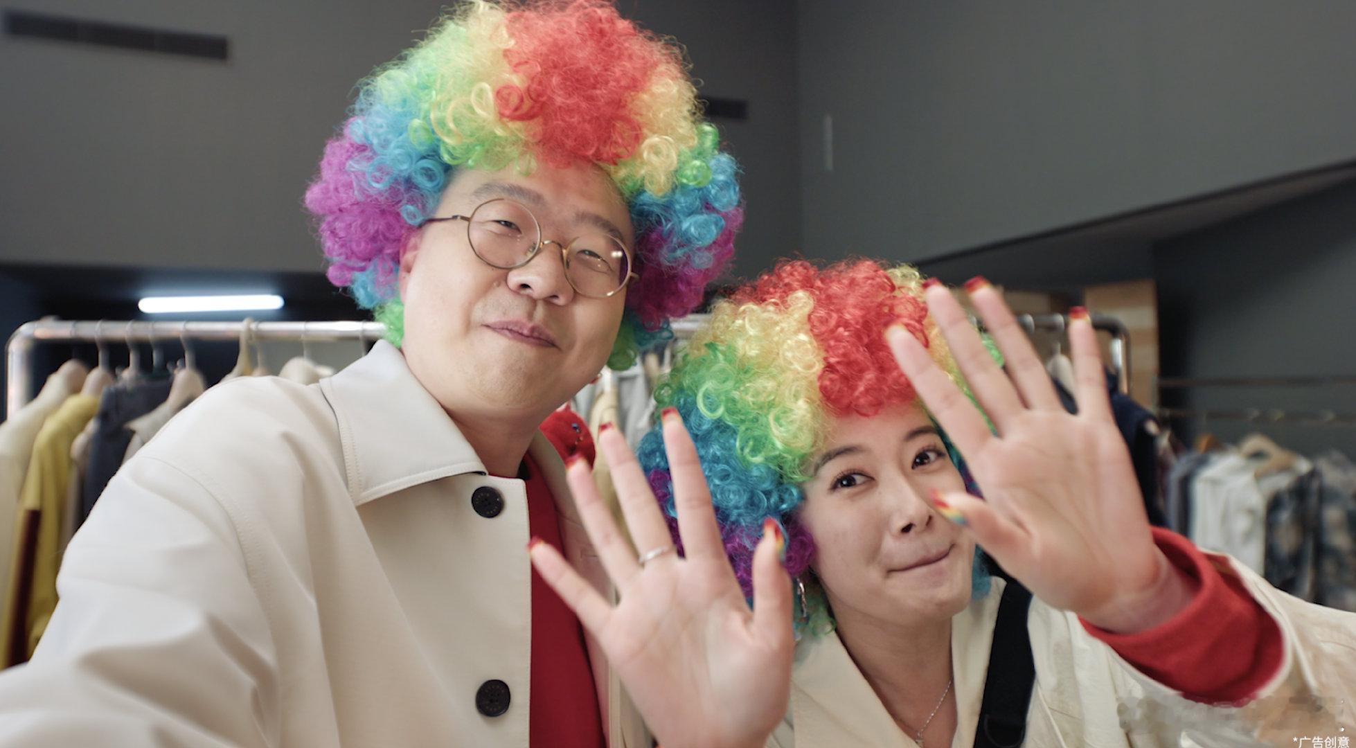 回家路上接个彩头李诞这回家的背影，把“松弛感”三个字演绎得淋漓尽致。不用大包小