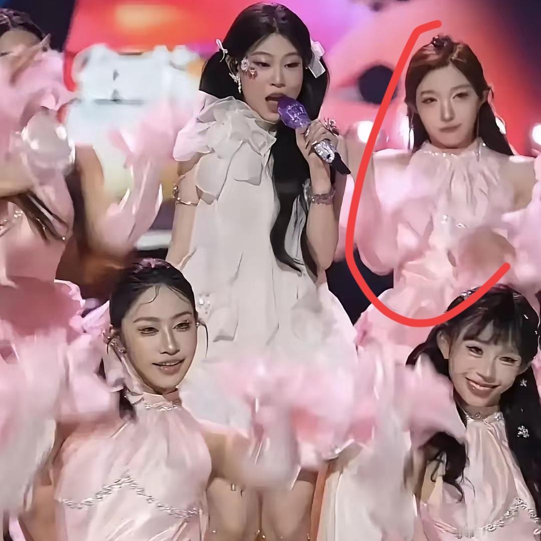 沈佳润表演遭抢镜！短发伴舞一个wave封神，拒签MCN要先毕业！不过小姑娘长