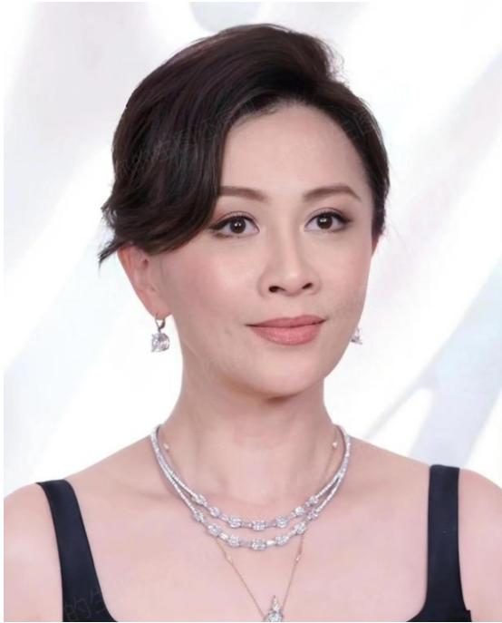 🐒1990年，刘嘉玲被绑架失踪3小时后，失魂落魄地回来说：只抢了一千现金和手表