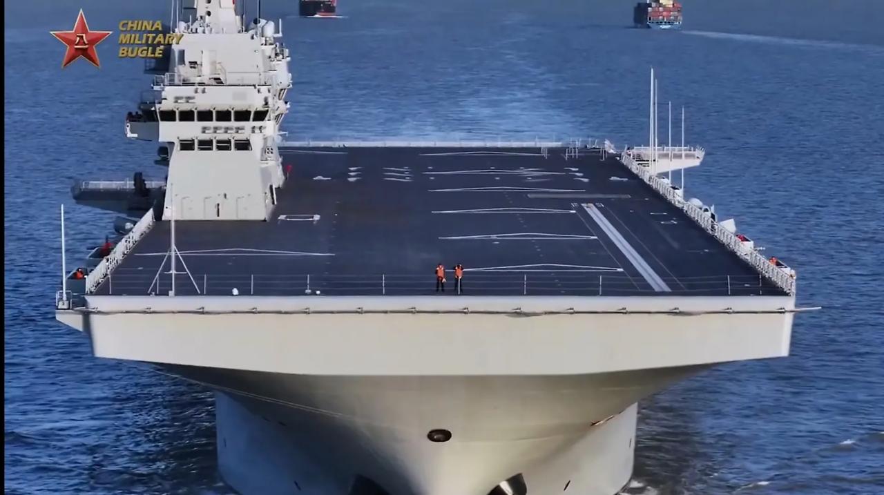 国产首艘076型两栖攻击舰四川舰从上海启航，赴南海相关海域开展科研试验和训练任务