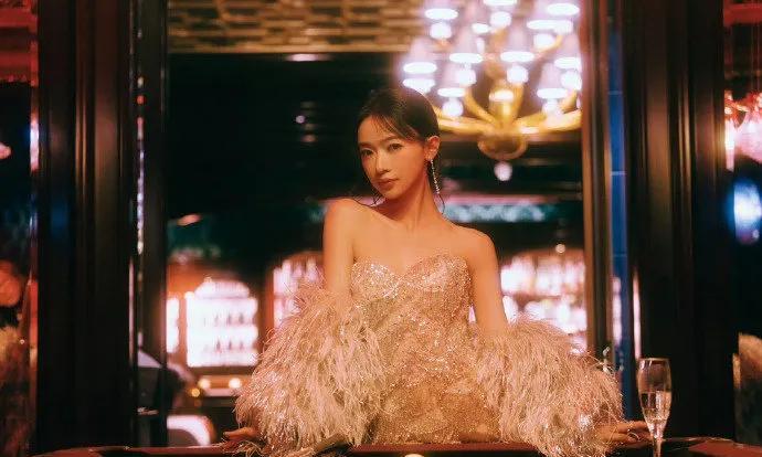 #吴谨言绝美造型#救命！这次造型堪称颜值核弹级暴击！抹胸鎏金拖尾长裙缀满轻盈羽