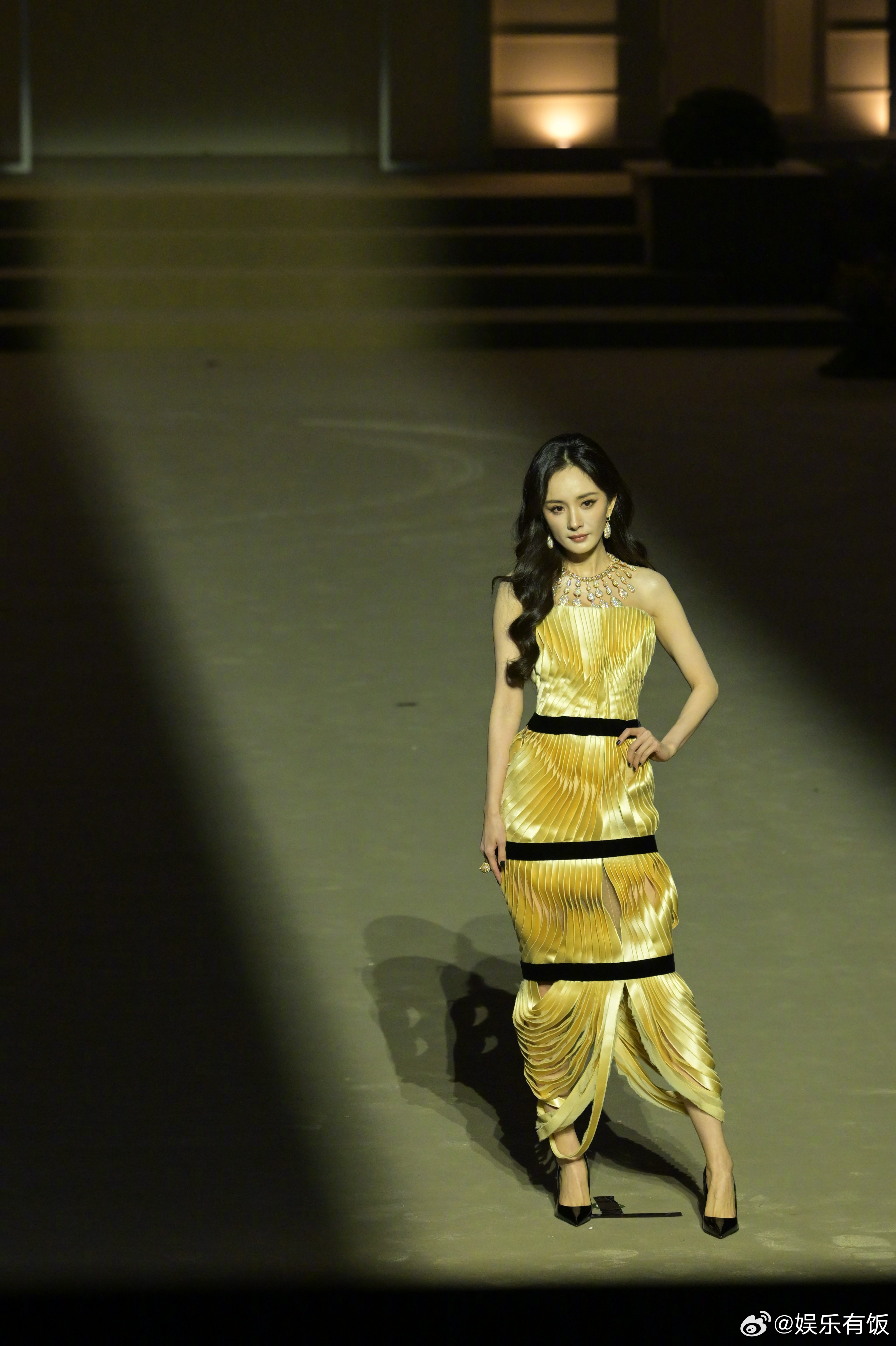 杨幂手切玫瑰走秀内场开场，金色礼服的幂幂好美杨幂​​​