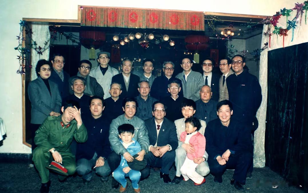 这张照片集齐了马三立、苏文茂、白全福、高英培、范振钰、杨少华等津门相声黄金一代名