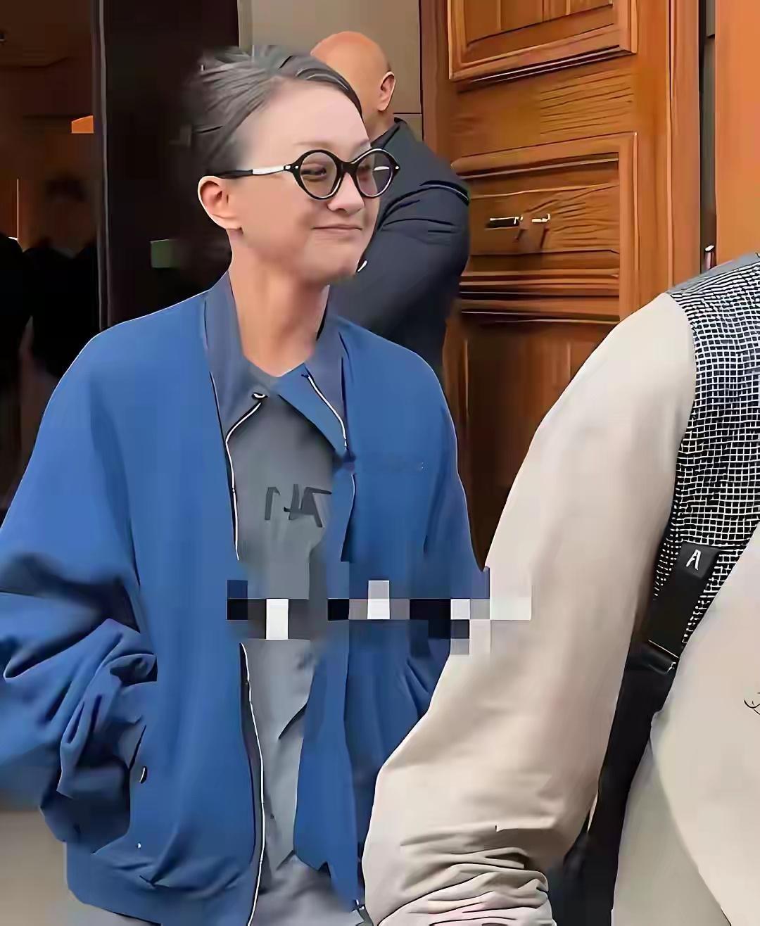 五十一岁的周迅，白发不染，皱纹不遮，照样灵动如少女​​​
