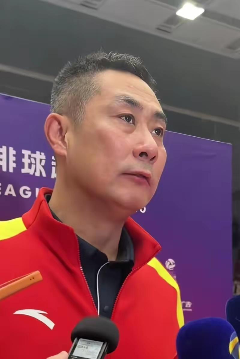 比赛结束后，陈方指导的例行握手，既勉强还无奈地直摇头，以及娜塔莉娅和小马丁告别时