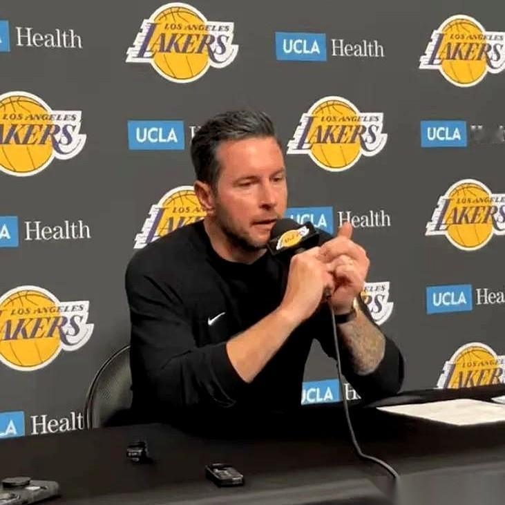 消失了快20天的东契奇，终于在洛杉矶露面了。4月初对阵雷霆那一摔，直接把他送到