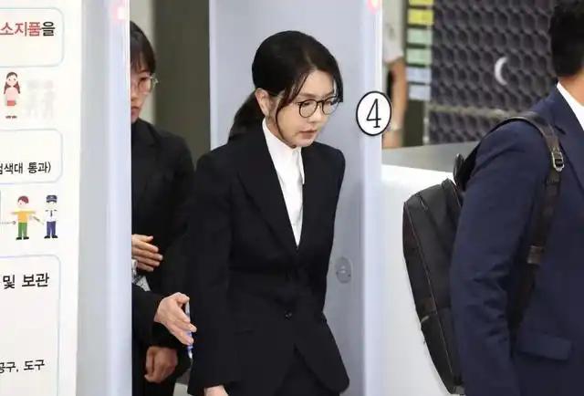 5月6日，韩国首尔高等法院大楼附近的花坛里，有人发现了一名男子的身影，随后紧急送