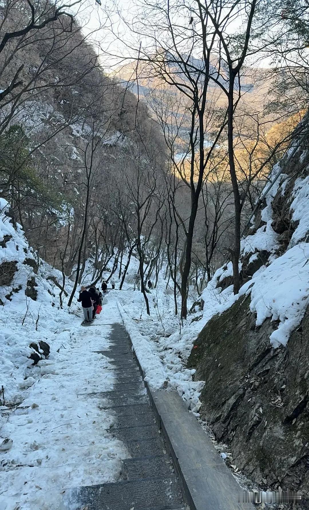 嵩山！体验感最差的的山！过年初六索道停电在半空中停留六小时！年轻人还好老年人吃了