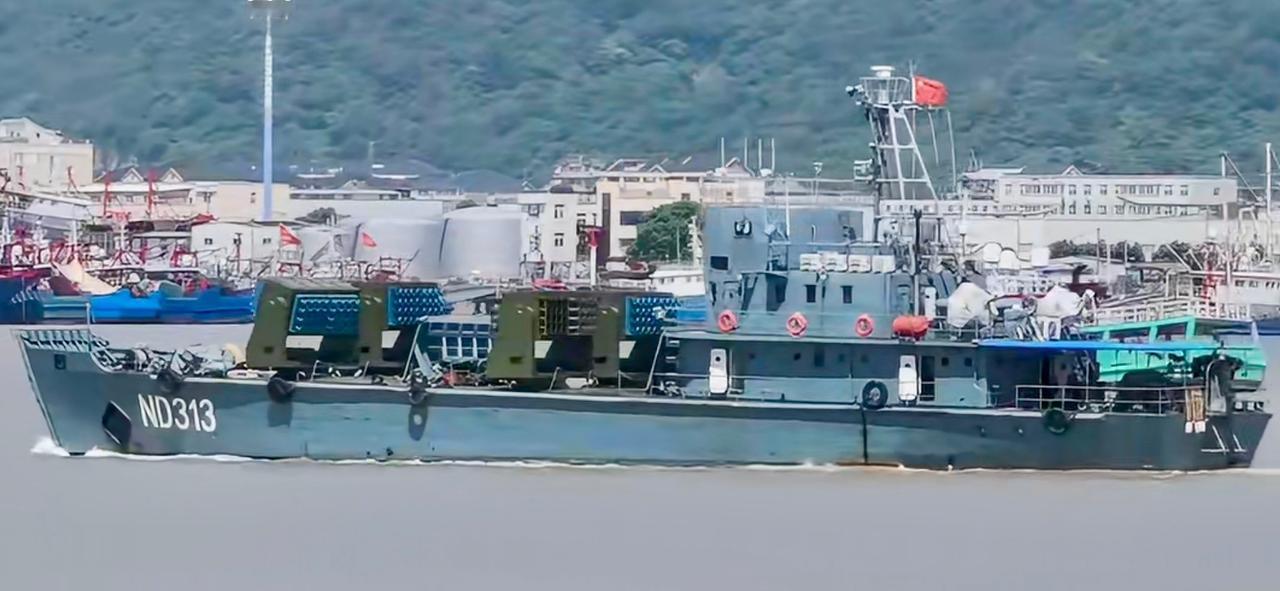 陆军登陆艇安装了4组火箭发射器，似乎是陆军的火箭破障器直接上艇了。所谓破障就是爆