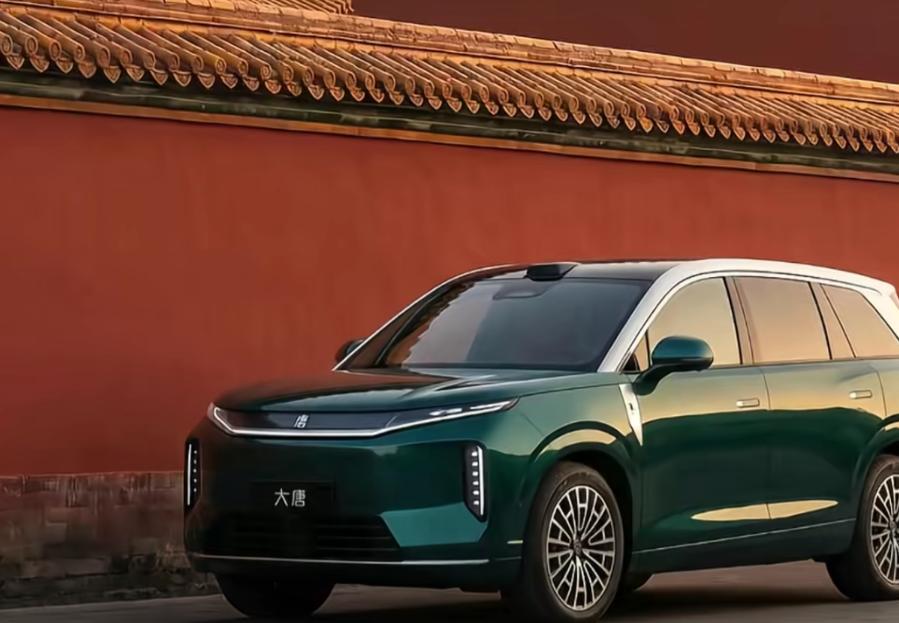 兄弟们，25万起的唐EV，这价格一出来，我直接愣了。这不是降价，是降维打击。咱