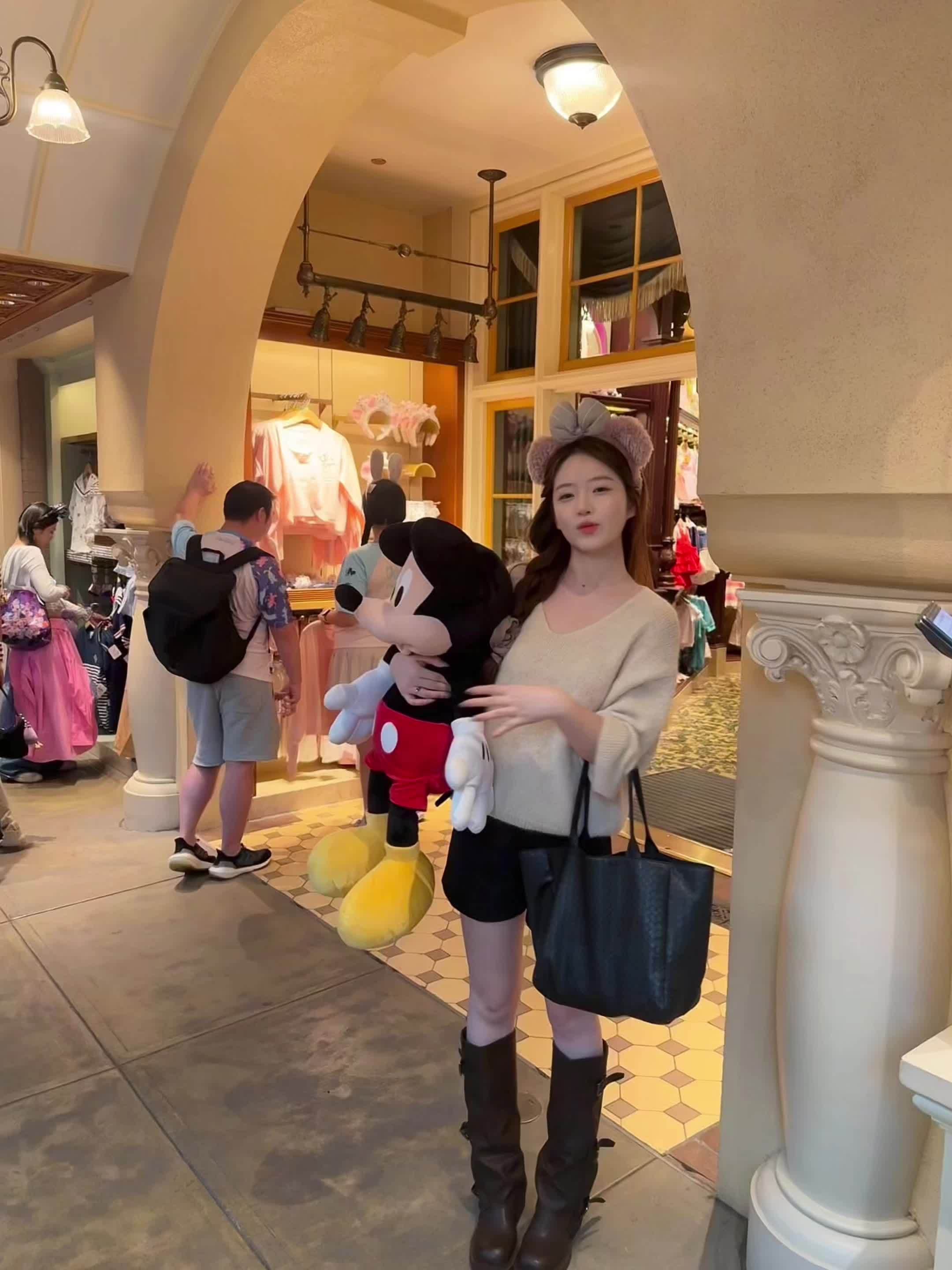 我的脸变圆了但是我很开心因为最近吃得饱睡得好好幸福