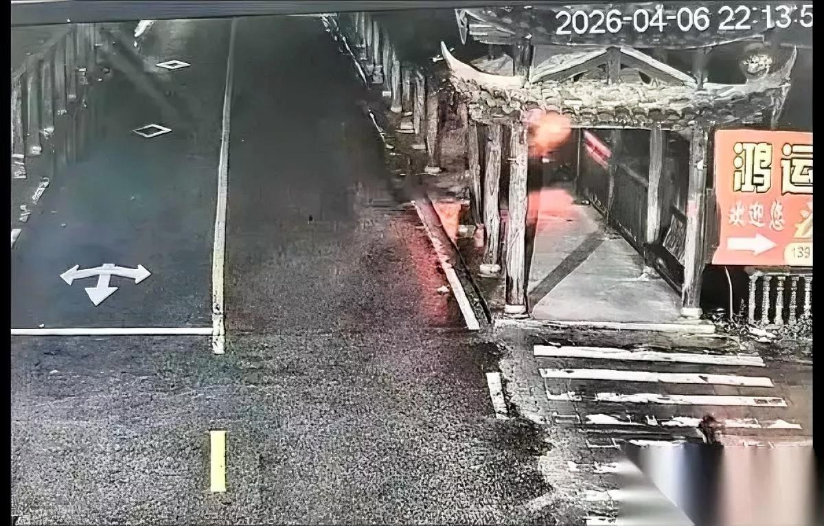 这起车祸太离谱了慢车速愣是直直冲河里了你敢信？福建长汀这起事故，看完