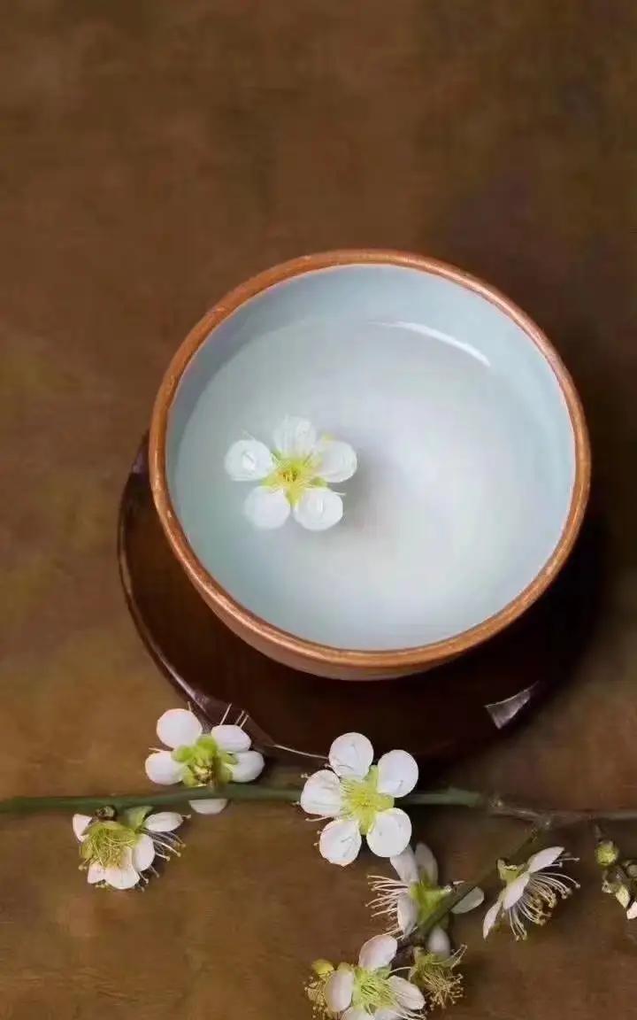 以前单位有个小领导，是我们车间的一个副主任。他有几副面孔，在厂部领导面前，他卑微