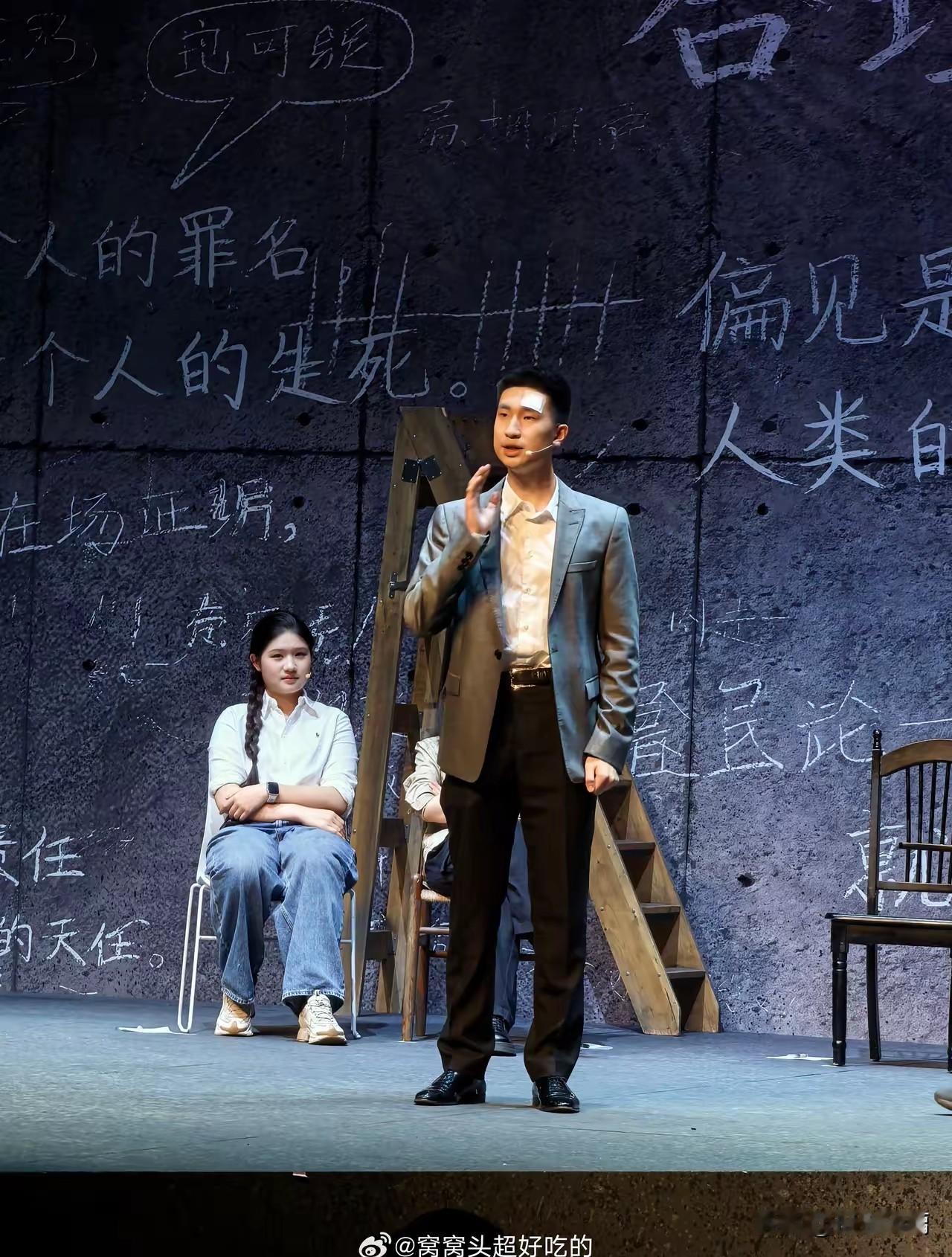 林永健16岁的儿子林大竣已经演话剧了。干妈宋丹丹第一时间前去捧场。因为林大竣