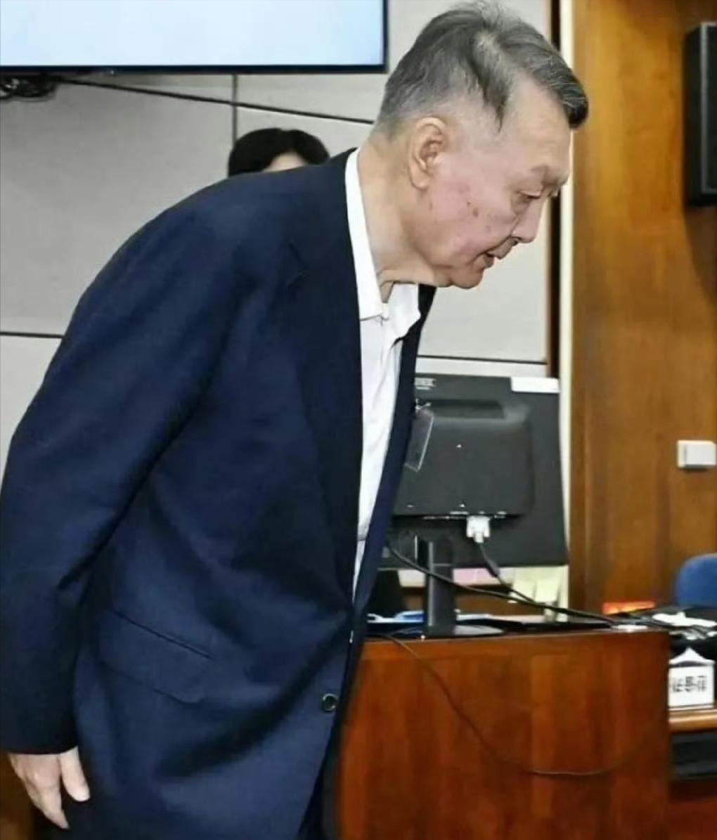 还记得他是谁吗？不错，他就是曾经的韩国总统，才进去80几天就老成这样。跟之前我