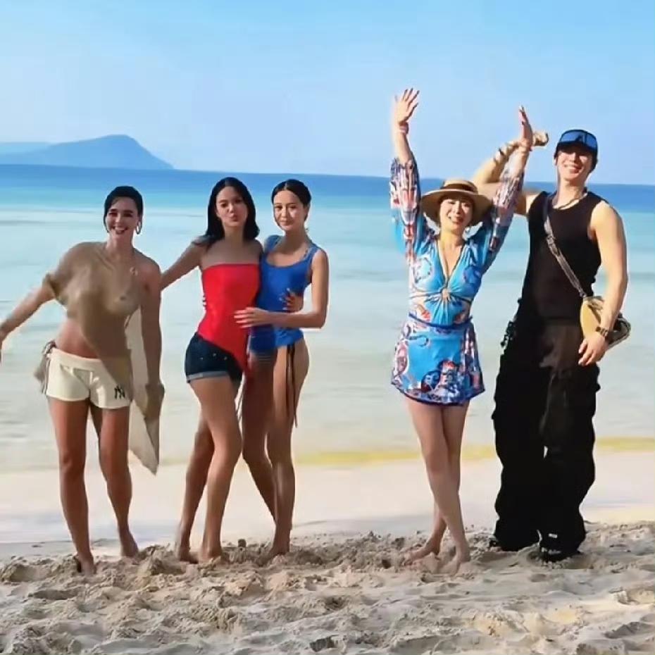 钟丽缇分享温馨全家福，碧海蓝天映衬幸福时光！三个女儿亭亭玉立，完美遗传妈妈好基因