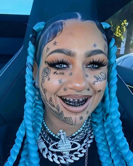 金卡戴珊12岁的女儿northwest（给起了个西北的名字）展示自己新做的穿孔