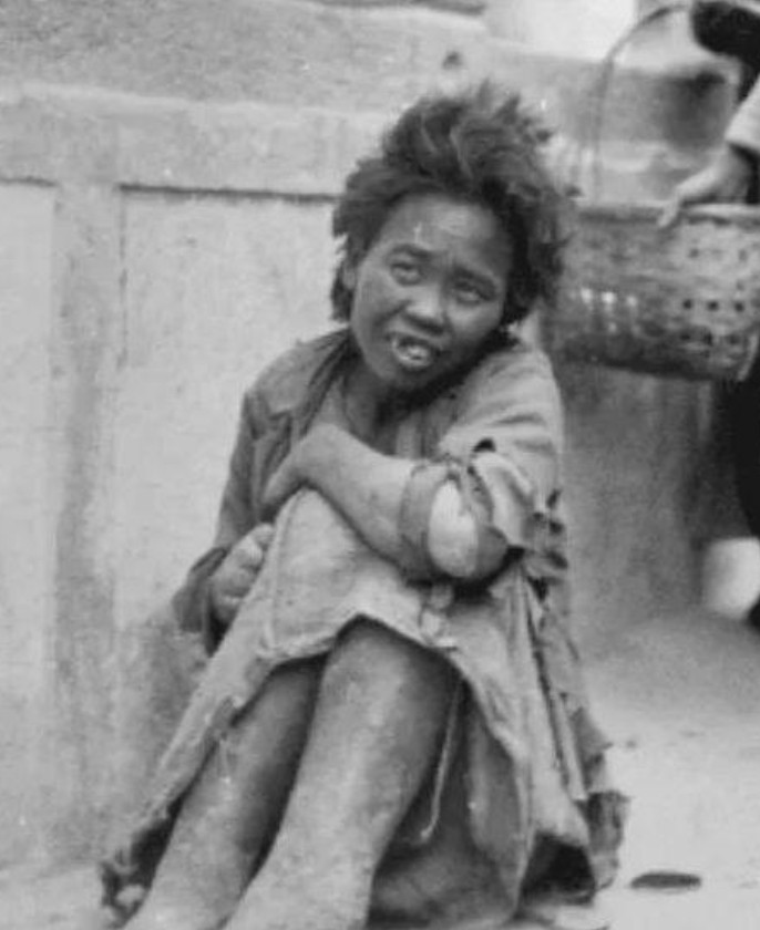 1943年，暗窑子内的“扛刀姑娘”古淑英不小心洒了一桶泔水，老鸨怒气冲冲地用菜刀
