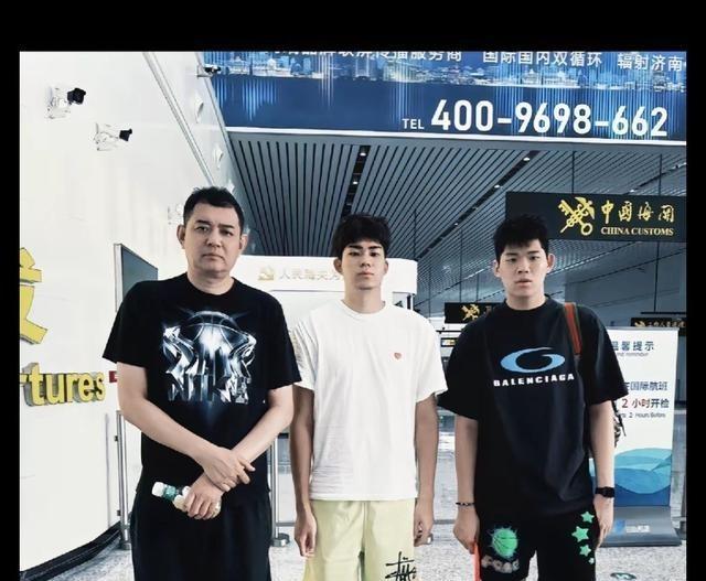 爹是打球的，俩儿子也跟着练出了名堂。老大打三人篮球，奖牌挂得像串糖葫芦。老二