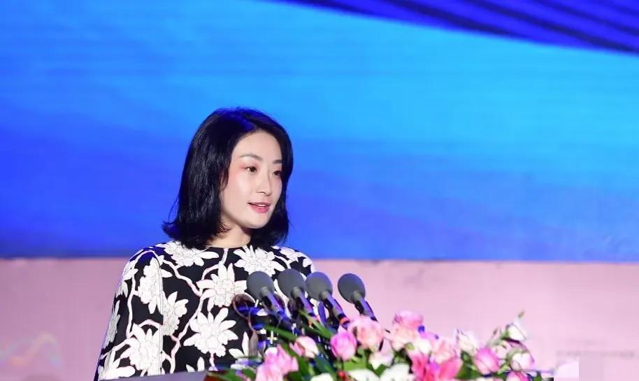为什么宗馥莉要把事情闹大，毁掉宗老这么多年来立的好人设？其实看得出来，这个舆/